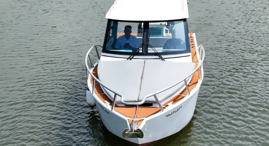 Blue-fin-yacht-front-view